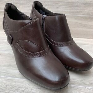 Clarks Brown Leather Ankle Booties Side Zip Round Toe Heels 8.5W 60448